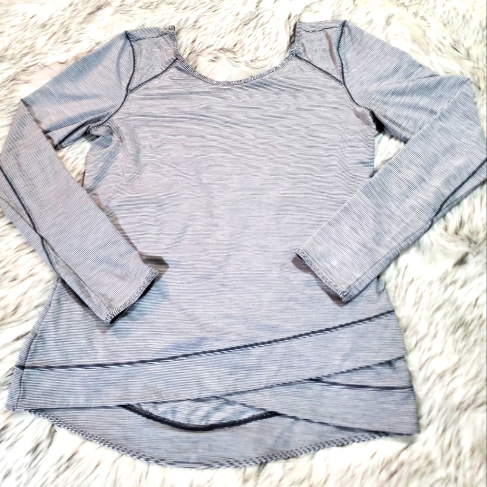 Zella Women's Long Sleeve Layered Hem Tee in Light Gray and Navy